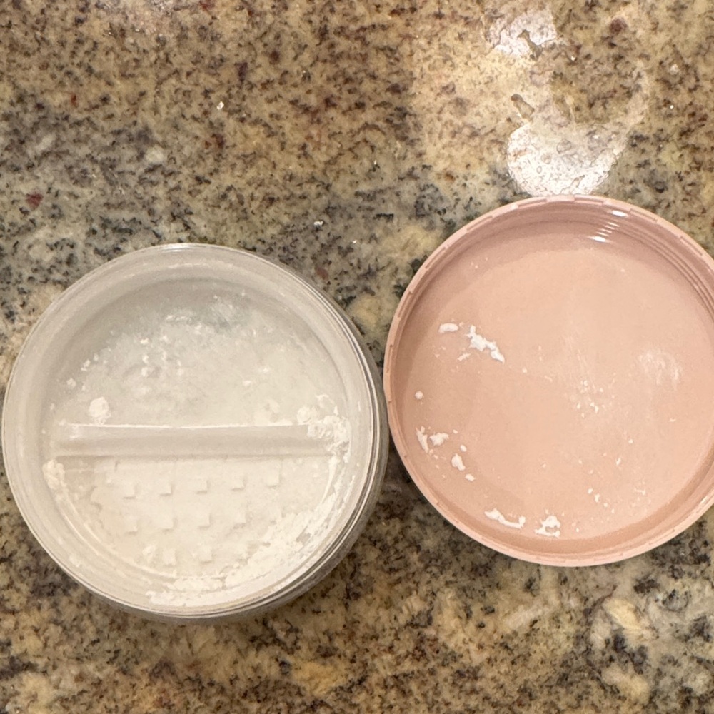 ILIA Soft Focus Setting Powder - Picture 3 of 3